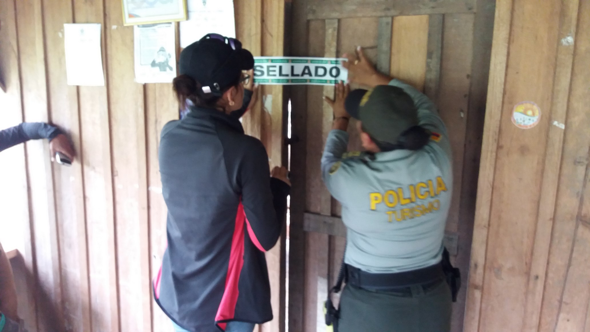 La Policía Nacional a través de la Policía de Turismo y en coordinación con la Secretaria de Turismo de la Alcaldía municipal de Leticia, dio inicio a las acciones persuasivas que conllevan el cierre y sanciones a aquellos operadores y prestadores de servicio turísticos en la región que no cumplan con las exigencias de ley establecidas.  Es así como en los últimos días en el marco del “Plan Vacaciona Seguras y en paz” y dando aplicabilidad al decreto número 2074 de 2003 del 25 de julio de 2003, mediante el 