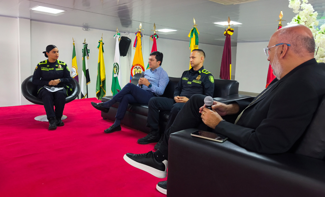 Personas realizando conversatorio con uniformados