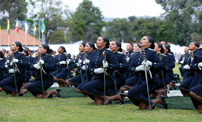 oficiales reci&eacute;n graduados haciendo juramento 