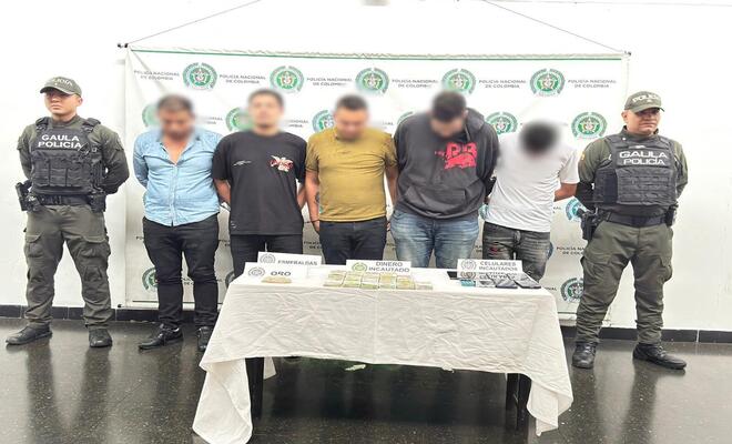 Dos hombres uniformados del GAULA presentan cinco hombres y elementos incautados como responsables del delito de secuestro en el municipio de Medell&iacute;n 