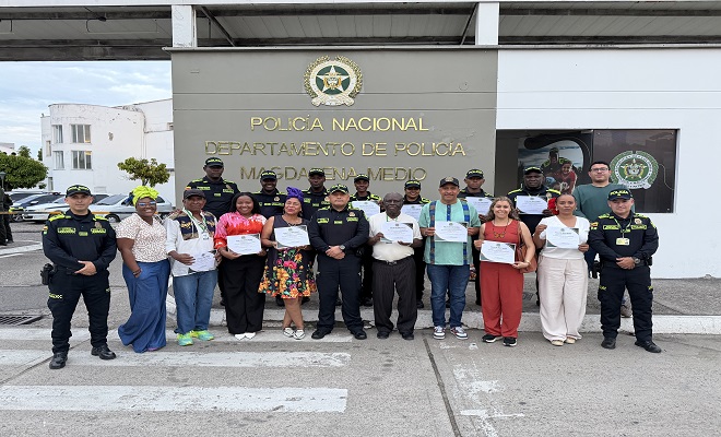 Diez uniformados de la polic&iacute;a Nacional incluyendo el se&ntilde;or coronel Comandante del Departamento en compa&ntilde;&iacute;a de nueve ciudadanos, personal exaltado por el Departamento de Polic&iacute;a Magdalena Medio en conmemoraci&oacute;n del d&iacute;a de la Afrocolombianidad