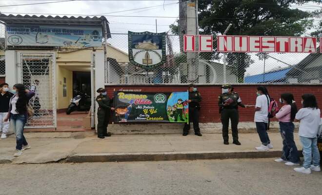 Policía acompañando regreso a clases
