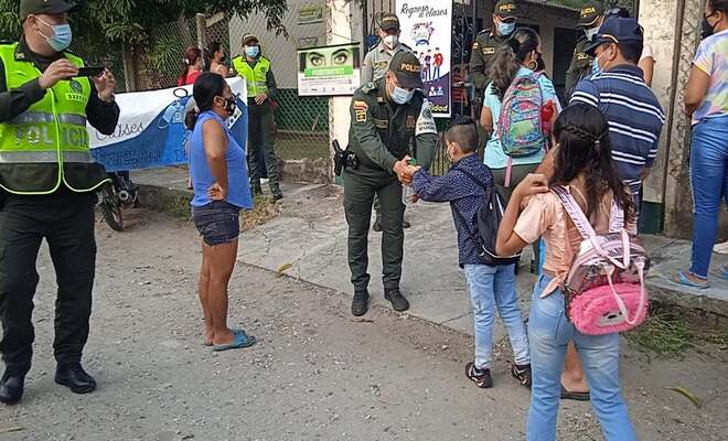Policía acompañando regreso a clases