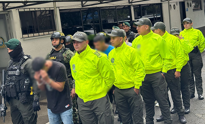 Bloque de policías con tres capturados señalados de participar en hechos de hurto mediante la modalidad de atraco en distintos sectores de la ciudad