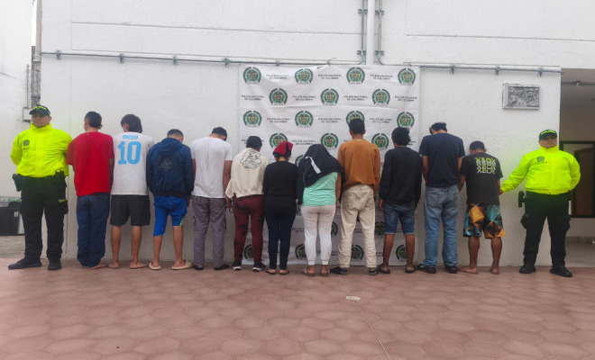 Grupo de personas capturadas en medio de Policías