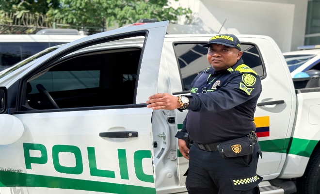 bajandose del auto luego de recorrer sus veinte años de servicio