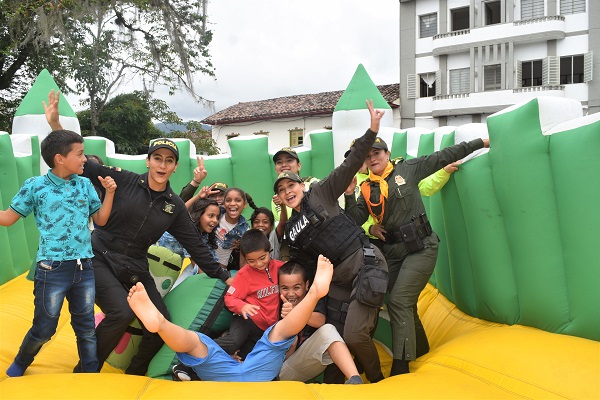 Gobernación festejó el día de la mujer a nuestras policías 