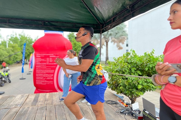 Entrenador realizando acondicionamiento fisico