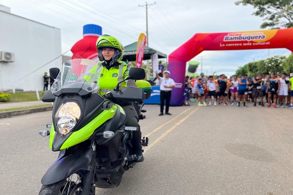 Policía de transito realizando acompañamiento a los participantes de la carrera 