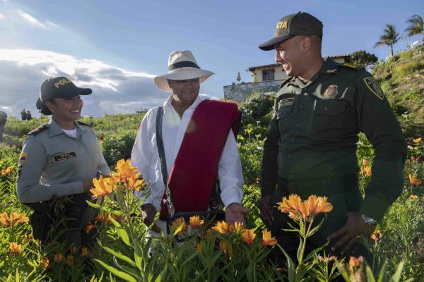 Policías garantizando seguridad en Santa Elena Medellín