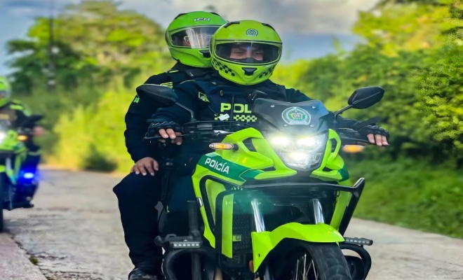 dos policías cumpliendo con su deber y dando apoyo a la comunidad 