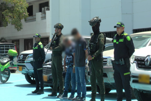 4 funcionarios de la Policía Nacional y 2 personas capturadas por hurto y recuperación de vehículos