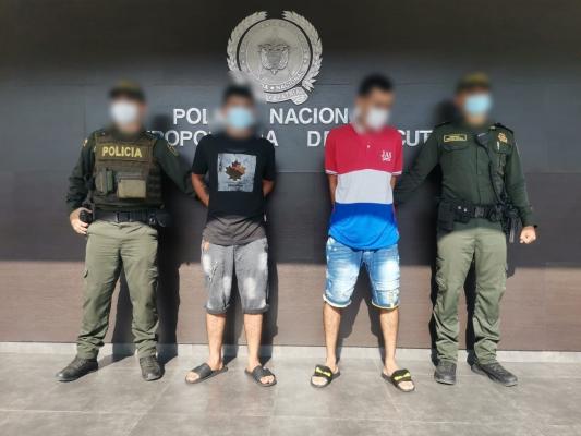 Dos personas capturadas luego de haber hurtado a varias personas en un establecimiento comercial 