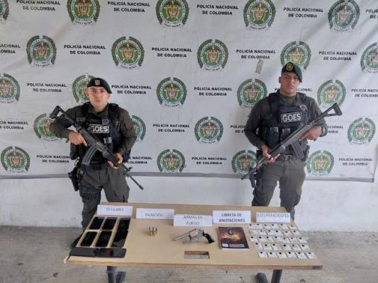 dos policías al lado de material incautado