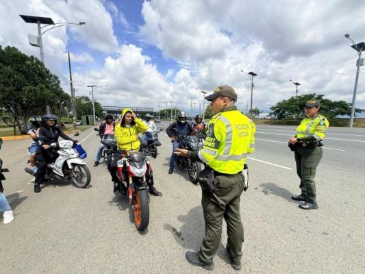 dos polic&iacute;as realizando recomendaciones a los viajeros