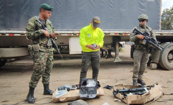 La Policía y el Ejército hallaron en Yumbo un centro de acopio con fusiles, munición, drones y más de 200 artefactos explosivos improvisados.