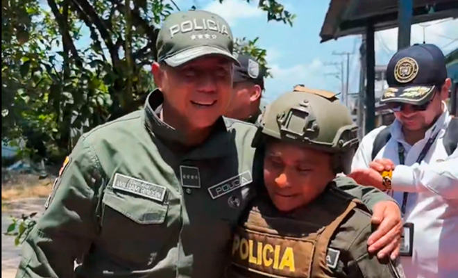 Director general abrazando uniformado de estación de policía el Placer