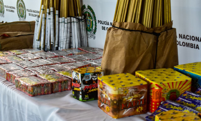 Pirotecnía incautada que se encuentra siendo presentada ante la prensa