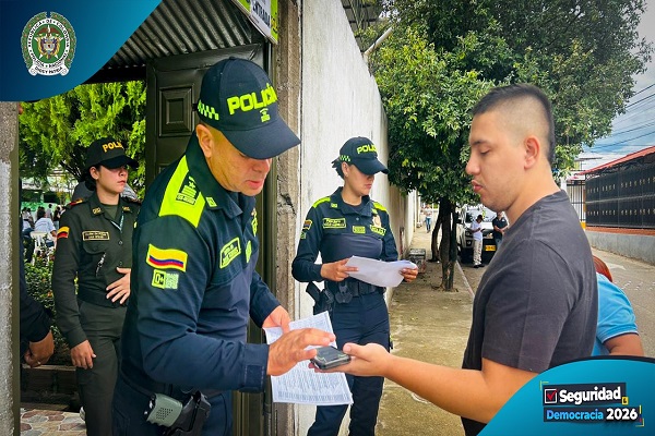 Dos uniformados verifican el ingreso de jurados de votación 