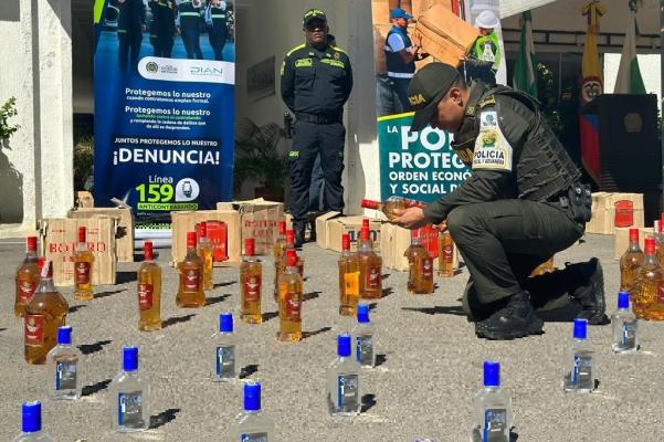 En este operativo se incautó 1.200 botellas de licor