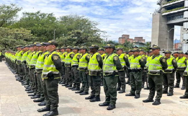 Formación Policías que refuerzan seguridad de Medellín
