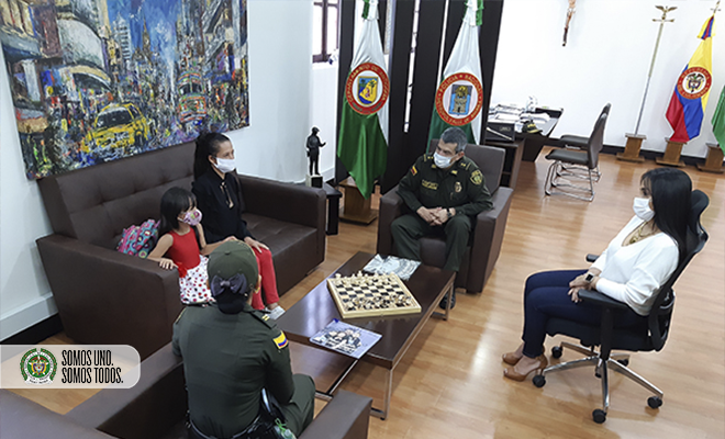 entrega de ayuda a niña de bajos recursos