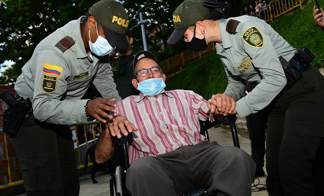 entrega de silla adulto mayor necesitado