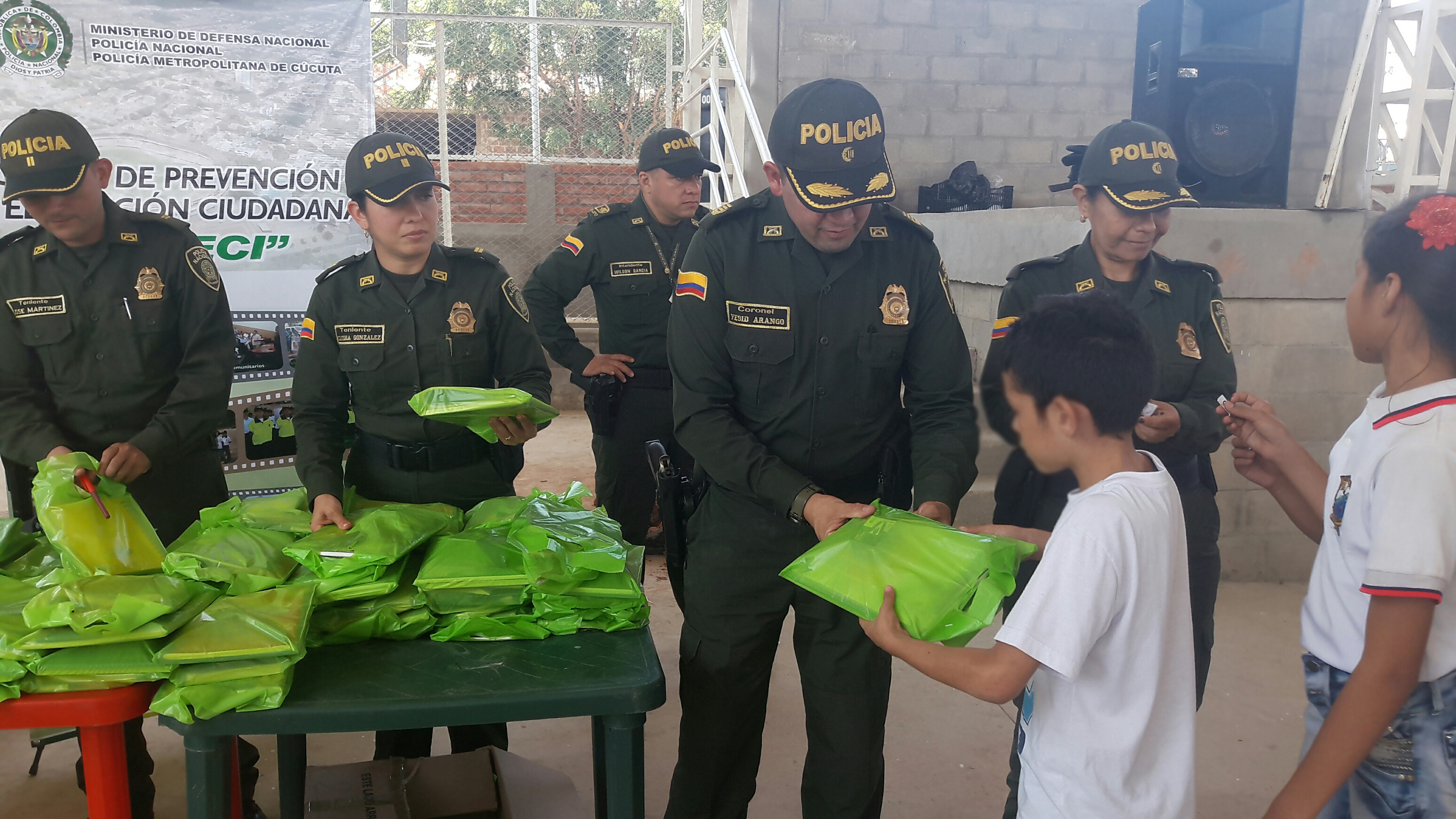 entrega-mil-kits-escolares