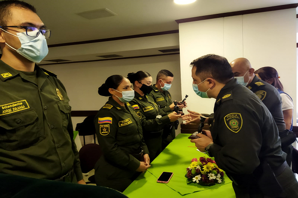 Policías recibiendo comunicación 