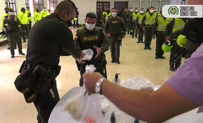 Momento de la entrega de kits a Policías de la estación Candelaria de Medellín