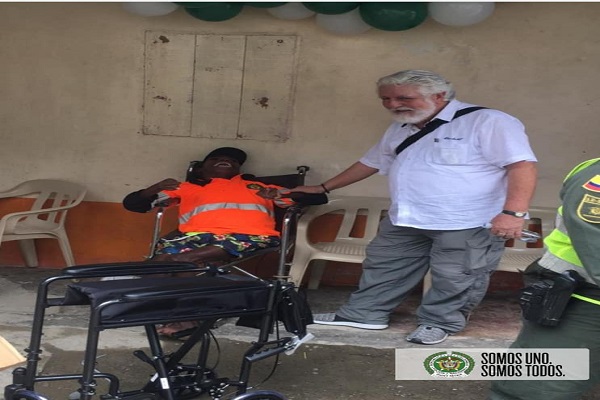 Entregamos-silla-de-rueda-a-joven-con-discapacidad