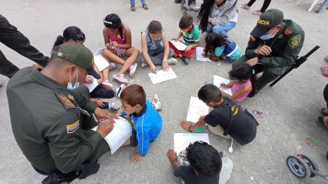 Estudiantes de la ESAGU invitaron a los chichos a pintar, cómo desea su Navidad en Familia 