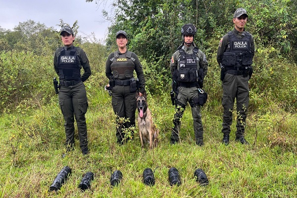 Cuatro Policías y un canino listos para realizar explosión controlada con seis explosivos