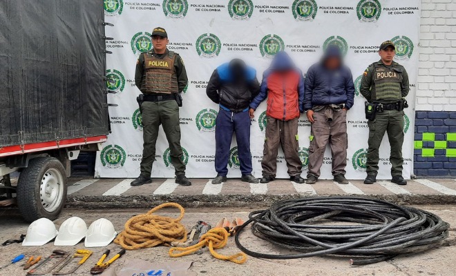 Personas capturadas-policías custodiando 
