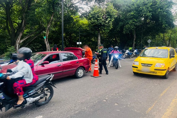 Policía y funcionarios de transito realizando actividades de prevención y control a la comunidad que transita sobre la ruta 45  