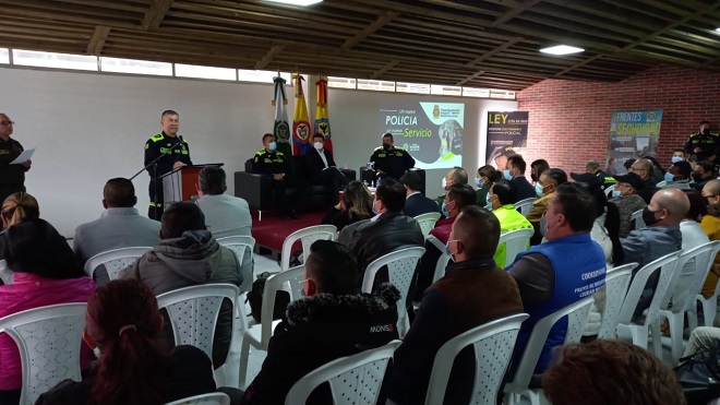 Ministro y Policía Nacional 