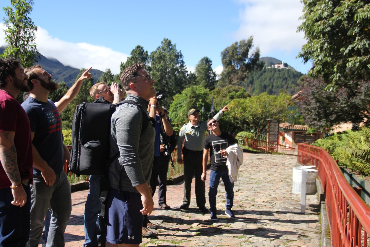 turistas-y-policia-de-turismo-disfrutando-del-sonido-de-las-aves