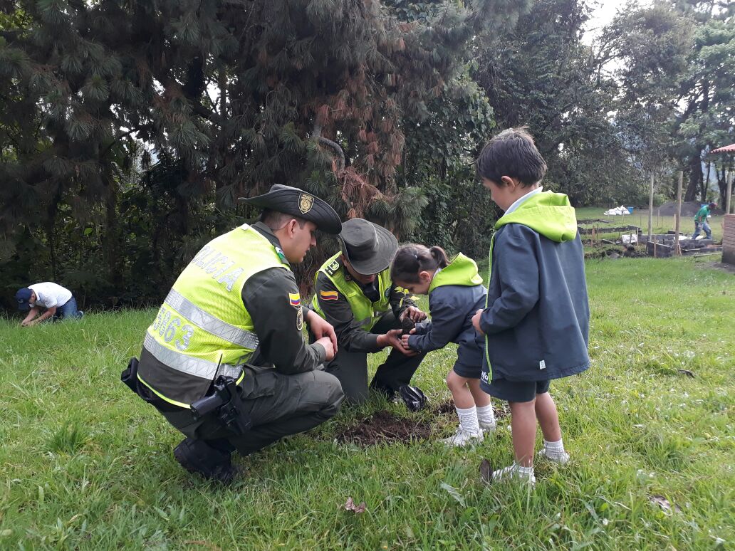 policias-sembrando-arboles-con-los-niños