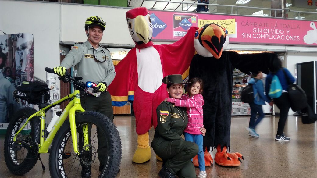 Policia-infancia-turismo-en-el-terminal-de-transporte