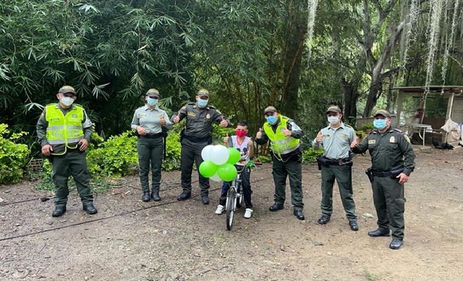 La Policía en la provincia de Soto Norte le cumplió el sueño al niño julio cesar de tener bicicleta 
