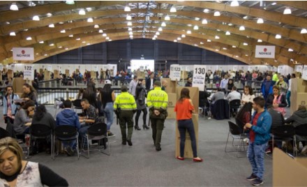 foto de dos policías custodiando los puestos de  votación.