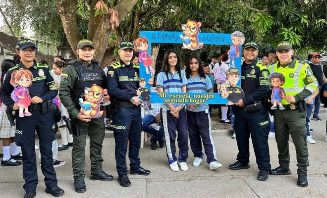 foto de cinco policías de las especialidades con dos niña en su regreso a clase 2026.