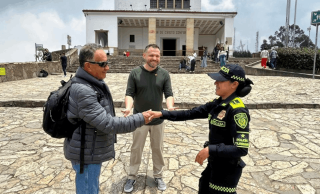 foto de un policía con un turista en el santuario de monserrate.