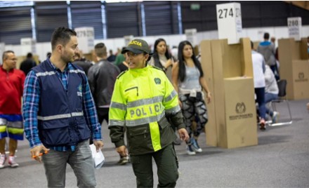 foto de un policía con un delegado de la registraduría en los puesto de votación.