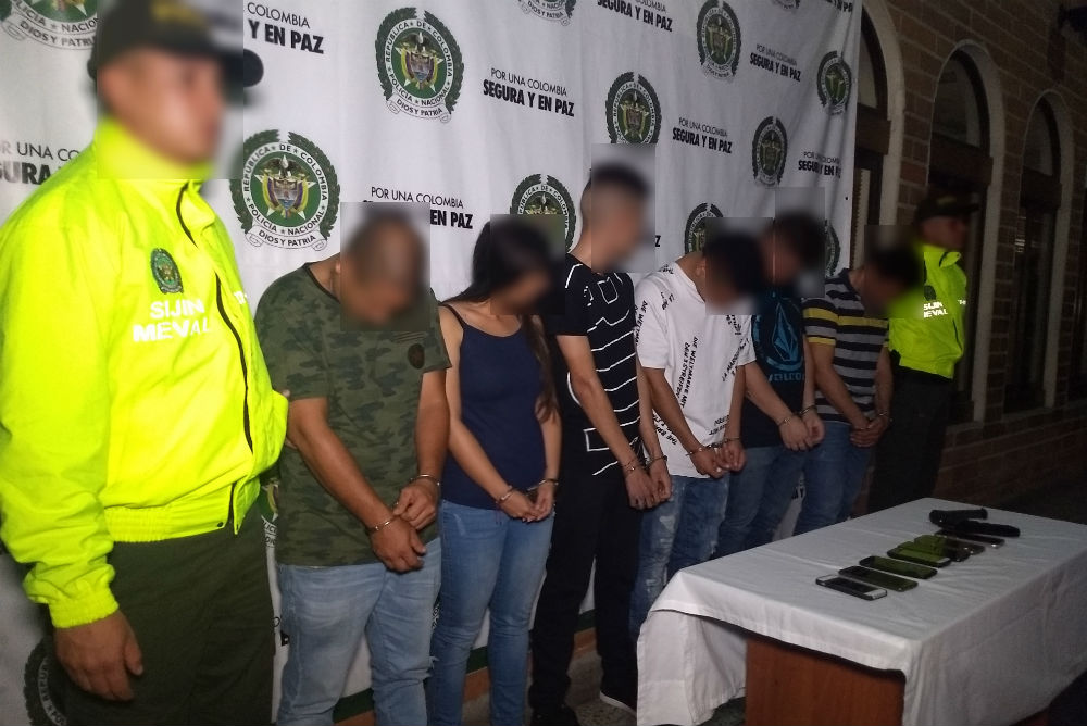 Investigadores de la Sijin custodian a capturados por extorsión a ciudadano español