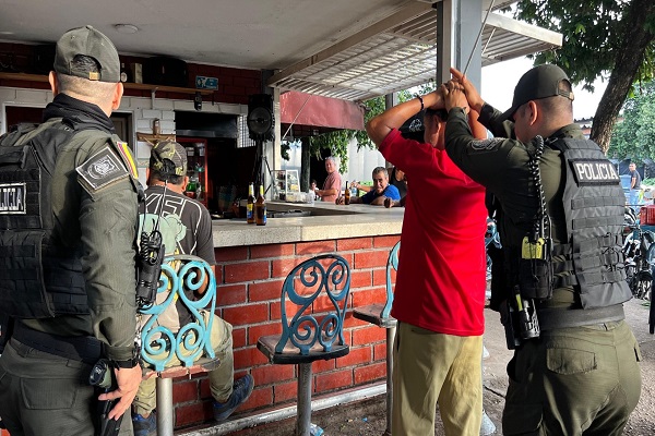 Dos Policías, registro a persona a ciudadano