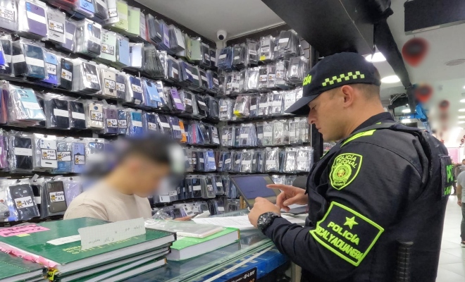Uniformado de la Policía Fiscal y Aduanera en proceso de verificación.