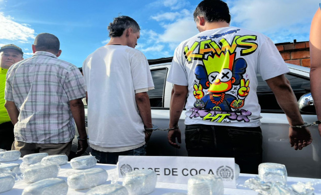 Hombres capturados en medio de dos Policías