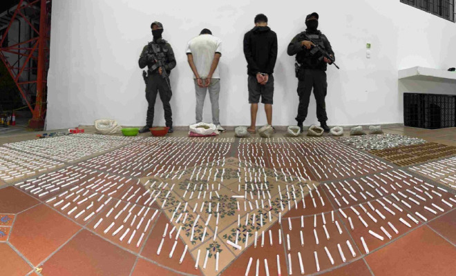 Hombres capturados en medio de dos Policías