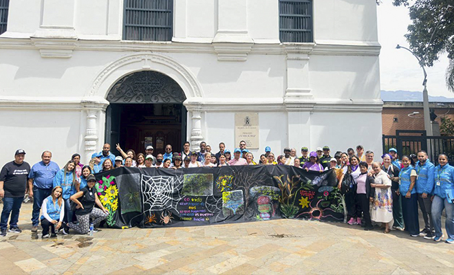 grupo de personas junto a la policía exhibiendo carteleras sobre género